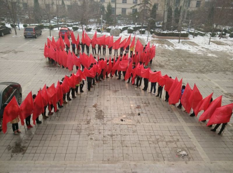 學生擺出的紅絲帶（原圖）.